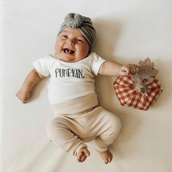 🎃 Finn + Emma Onesie | Organic Graphic Bodysuit in Pumpkin 0-3m - Picture 13 of 14